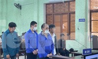 Các bị cáo khai nhận hành vi trước tòa. Ảnh: CB