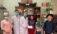 Các y, bác sỹ Phòng khám đa khoa quốc tế Phú Lộc (TP Lạng Sơn) hỗ trợ 3 triệu đồng giúp gia đình chị Nguyễn Thị Lụa ổn định cuộc sống .Ảnh: Duy Chiến