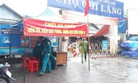 Thành phố Lạng Sơn nhanh chóng triển khai thành lập các chốt dã chiến ở các chợ đầu mối ngay chiều hôm nay 3/4 .Ảnh: CD