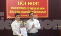Phó Chủ tich UBND tỉnh Lạng Sơn Dương Xuân Huyên trao Quyết định, tặng hoa chúc mừng tân Trưởng ban dân tộc tỉnh Vi Minh Tú (bìa trái). Ảnh: Duy Chiến
