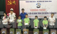 Bí thư TƯ Đoàn Bùi Quang Huy tặng quà cho thiếu nhi Lạng Sơn .Ảnh: Duy Chiến