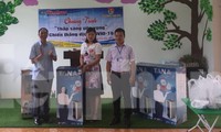 Tặng máy lọc nước cho các trường Mầm non, Tiểu học, THCS xã Tân Hòa, huyện Bình Gia, Lạng Sơn .Ảnh: Duy Chiến