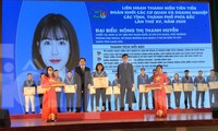 Đại diện Lãnh đạo Trung ương Đoàn và tỉnh Lạng Sơn tôn vinh 26 thanh niên xuất sắc nhận Bằng khen của trung ương Đoàn .Ảnh: Duy Chiến 