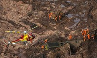 Lực lượng cứu hộ sử dụng trực thăng để tiếp cận các khu vực bị bùn đỏ tràn vào sau sự cố vỡ đập 