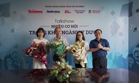 Ông Lê Xuân Sơn - Tổng Biên tập Báo Tiền Phong tặng hoa các khách mời tham gia talkshow