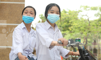 Luyến (phía trước) đưa Dung đi học suốt 3 năm THPT