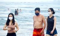 Người Đà Nẵng thỏa thích ra biển sau những ngày cấm tắm
