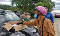 Người phụ nữ ở Nghệ An tặng phong bì tiền cho người dân đi xe máy về quê tránh dịch