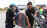 Người dân đi xe máy từ các tỉnh thành phía Nam về Nghệ An qua chốt cầu Bến Thuỷ 2.