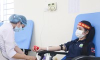 Nữ sinh Lào chung tay sẻ chia giọt máu cho bệnh nhân nghèo trong mùa dịch