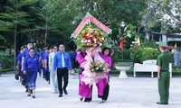 Tuổi trẻ Việt Nam - Lào dâng hương tưởng niệm Chủ tịch Hồ Chí Minh và các anh hùng, liệt sĩ
