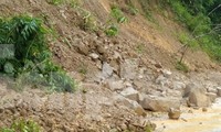 Mưa như trút, nhiều tuyến đường ở Nghệ An bị sạt lở nghiêm trọng