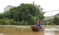 Mưa lũ làm nhiều xã ở Nghệ An ngập sâu, người dân di chuyển bằng thuyền