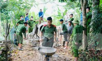 Thanh niên công an xứ Nghệ &apos;cùng ăn, cùng ở, cùng làm&apos; với người dân