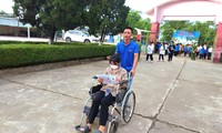 Thanh niên tình nguyện cõng, đẩy xe lăn đưa thí sinh vào phòng thi