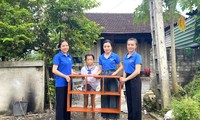 Thanh niên ‘biến’ gỗ tạp thành bàn học, tủ sách tặng học sinh nghèo
