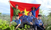 Thượng cờ trên đỉnh núi dịp Quốc khánh 2/9