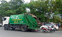 Tin mới vụ tài xế ô tô mở cửa xe bất cẩn khiến cô gái tử vong dưới bánh xe tải chở rác