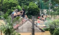 Nước lũ dâng ngập phòng trọ, hàng chục học sinh trèo lên nóc nhà cầu cứu