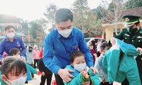 &apos;Xuân ấm áp, Tết sẻ chia&apos; vượt núi rừng về với bản xa