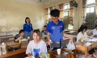 Bữa cơm ấm áp của thanh niên tình nguyện tới sĩ tử