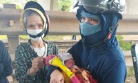 Sau 1 ngày bị bỏ rơi ở gầm cầu, bé trai đã được mẹ đến xin nhận lại