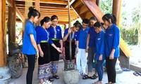 Người trẻ học bảo tồn men rượu quý từ lá cây của dân tộc Thái