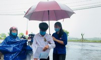 Cảm động tình nguyện viên che ô cho thí sinh giữa trời mưa lớn