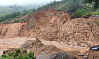 Đường ven biển ở Hà Tĩnh sạt lở nghiêm trọng