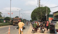 Đôi vợ chồng nguy kịch sau va chạm giữa xe máy với ô tô tải
