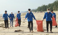 Tình nguyện viên tham gia dọn dẹp, làm sạch bờ biển Hà Tĩnh