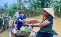 Thanh niên chèo thuyền vượt lũ đưa thực phẩm trao tay người dân