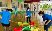 Thanh niên tình nguyện dọn trường, đường làng sau lũ