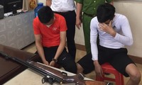 Xử phạt hai thanh niên sử dụng vũ khí quân dụng trái phép