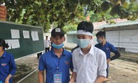 Gượng nỗi đau mất bố, thí sinh đeo khăn tang đi thi