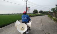 Thanh niên tình nguyện &apos;cõng loa&apos; đến từng thôn xóm tuyên truyền phòng COVID-19