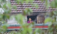 Nước chạm nóc, người dân Hà Tĩnh ngồi mái nhà chờ cứu trợ 