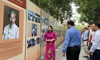 Trưng bày 250 ảnh tư liệu về Chủ tịch Hồ Chí Minh. Ảnh: Nguyên Khánh