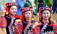 Nghệ thuật làm trang phục của dân tộc Hà Nhì ở Điện Biên
