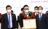 Bộ trưởng Nguyễn Kim Sơn và Thứ trưởng Nguyễn Hữu Độ tặng bằng khen cho học sinh sáng 18/12.