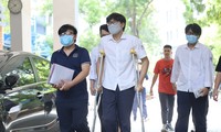 Hà Nội: Thí sinh mang bầu, thí sinh chống nạng dự thi