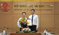Thứ trưởng Bộ GD&ĐT ông Lê Hải An trao quyết định bổ nhiệm Phó chánh văn phòng Bộ cho ông Nguyễn Việt Hùng. 