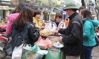 Học sinh ăn đồ ăn vặt chiên rán ở các xe bán hàng rong.