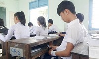 Quy định cho học sinh dùng điện thoại trong giờ học gây tranh cãi.