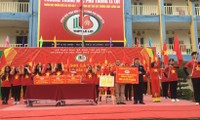 Học sinh Trường THPT Lê Lợi tặng 500 lá cờ Tổ Quốc cho chiến sĩ Trường Sa.