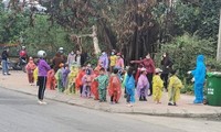 Hình ảnh 75 trẻ mầm non ở Hải Dương mặc áo mưa đi cách ly
