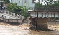 Lũ tàn phá Yên Bái: Sập cầu Suối Thia, chia cắt Trạm Tấu