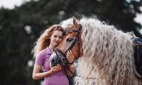 Bộ ảnh tuyệt đẹp của cô chủ và chú ngựa &apos;tóc mây&apos; kỳ lạ