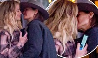 Vợ cũ &apos;cướp biển&apos; Johnny Depp gây sốc với nụ hôn đồng giới