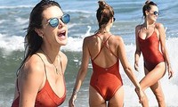 Alessandra Ambrosio mặc bikini đùa giỡn với sóng